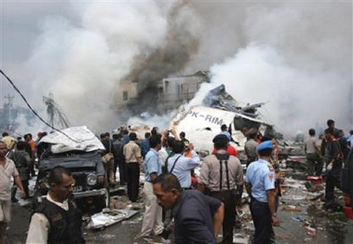 印尼一架客机起飞后坠毁 仅距跑道500米远