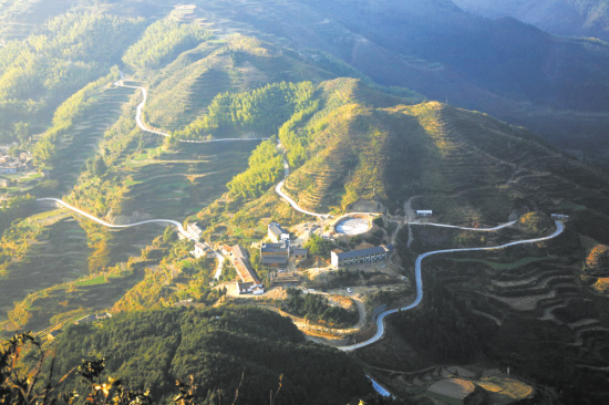 山路弯弯 温州文成裕民村的村民不会忘记,3年前,为建通村公路,村里的老华侨胡振明捐资15万元,并回乡做义工一年,先后5次推迟返回意大利。直到通村公路完成了路基工程,水泥路面上马建设了,胡振明才依依不舍地踏上回意大利的旅途。 现年67岁的胡振明是文成县东溪乡裕民村人,1981年出国后定居在意大利,目前一家人在意大利米兰开了3家中餐馆。虽然人在异国他乡,但是胡振明十分热衷家乡的公益事业,1994年就和亲戚联合捐资62万多元建造了到村里的6.