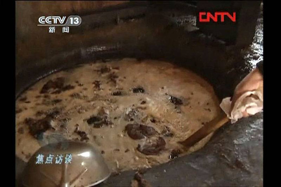 近日,浙江警方破获了一起制售地沟油的案件。警方在案件中发现了一种新型的地沟油,部分小作坊将劣质、过期、腐败了的动物皮、肉、内脏经过简单的加工提炼后生产出来油脂。经过行动,警方摧毁制售地沟油窝点13处,查获油品3200余吨。 (资料图) 屠宰场废料变地沟油原料 浙江省金华市公安局江南公安分局苏梦派出所邵文忠副所长说,去年10月,金华市苏梦乡村民经常闻到附近很臭很臭的味道。传出恶臭的院子位于金华市婺城区一个城乡接合部,院子主人叫李卫坚。 警方调查发现院子门口堆放了大量空油桶,地上油迹斑斑,而这难闻的味道也很