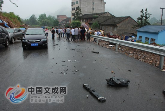 宝马酿车祸致一死一伤 十多米防护栏直穿车身 交警称司机无证且酒驾 目前,伤者已脱离生命危险;死者身份已得到确认,并已联系上死者家属;相关善后工作正在进行中。 5月20日凌晨,一辆车牌号为浙CPK555的白色宝马车载着1男1女,途径大峃镇龙川社区村头村地段时,撞向防护栏。10多米长的防护栏直穿宝马车身,造成1人经抢救无效死亡,1人受伤。 据县交警部门通报,涉案驾驶员涉嫌无证且酒后驾驶,目前死者身份已确认。 事故现场: 10多米长的防护栏直穿宝马车身 事故发生后,记者赶到现场,事故地点位于大峃镇龙川社区村头村