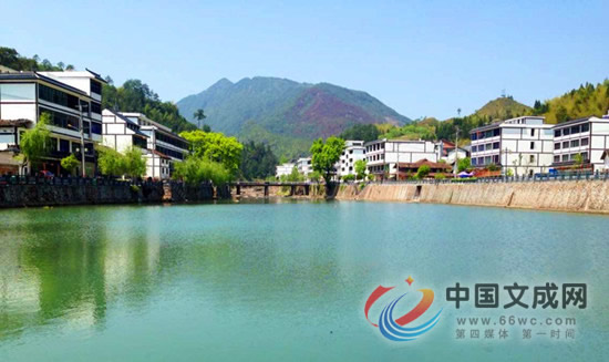 沿着崎岖的山路一路行驶,车子到了黄坦镇水磨坑水库扩建工程现场,该