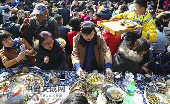 西坑畲族镇召开首届畲家长桌宴流行音乐节